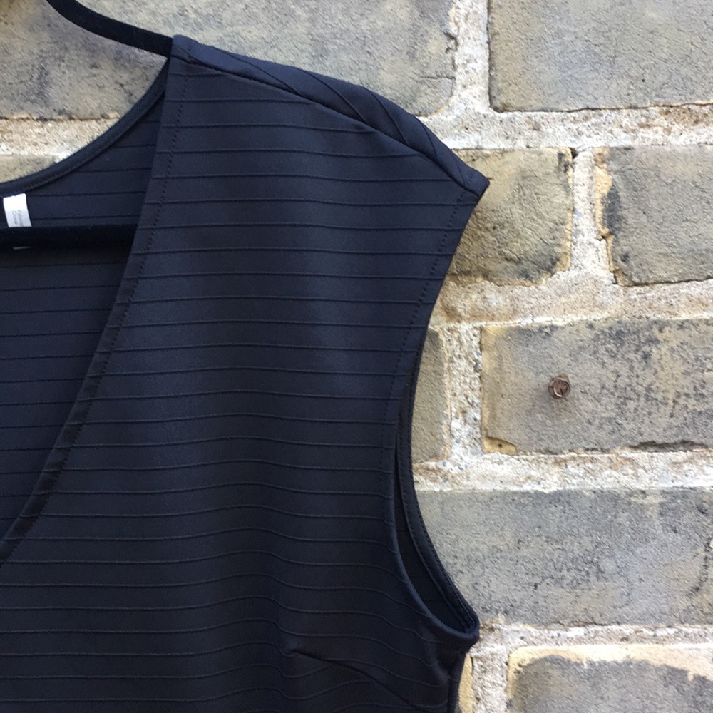 H&M, Textured, Fitted V-Neck Top - Picture 3 of 11